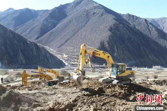 图为高标准农田建设施工现场。 格桑伦珠 摄